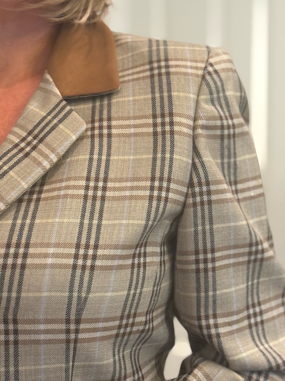 Liz Claiborne Plaid Blazer with Brown Contrast Collar - Picture 9 of 9